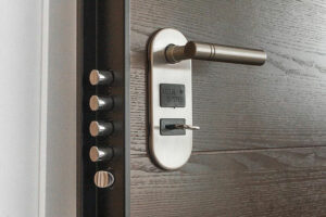 Reformas En Móstoles: Puertas De La Entrada De Casa: Tipos Y Ventajas De Cada Modelo 3 Puerta Acorazada Móstoles Y Fuenlabrada